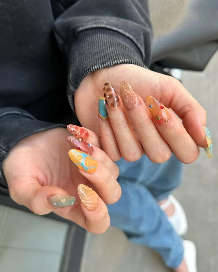 tendance manucure janvier 2024 nail art ongles dépareillés y2k