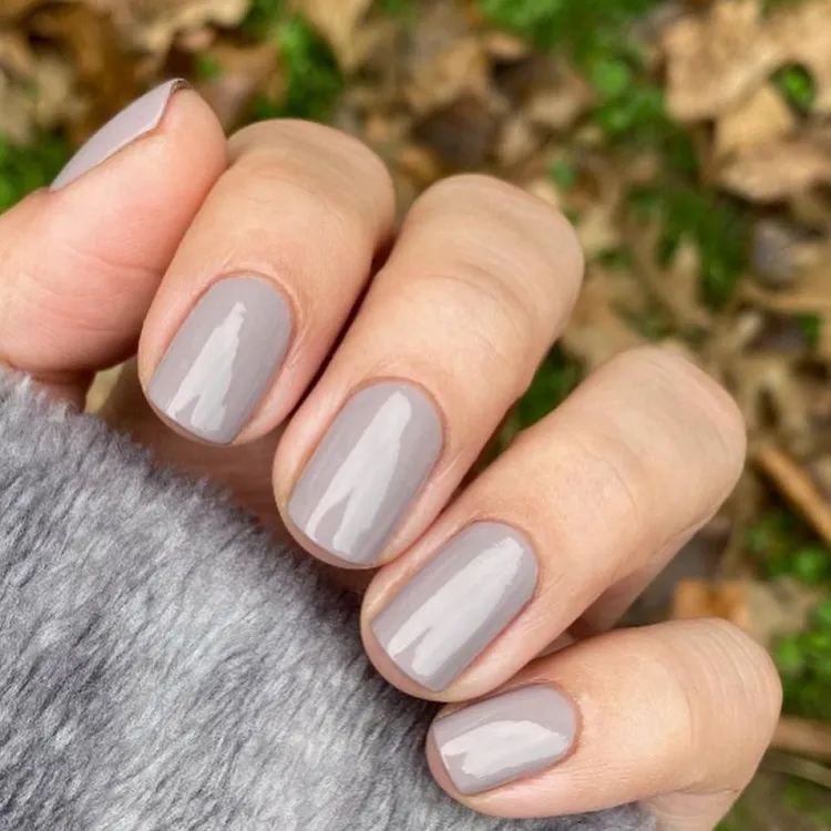 tendance manucure ongles couleur taupe automne hiver 2023