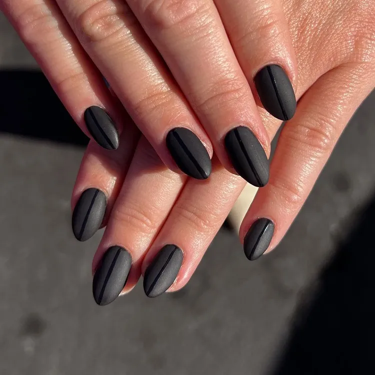 tendance manucure tiktok novembre 2023 black nail theory couleur vernis noir ongles en gel hiver