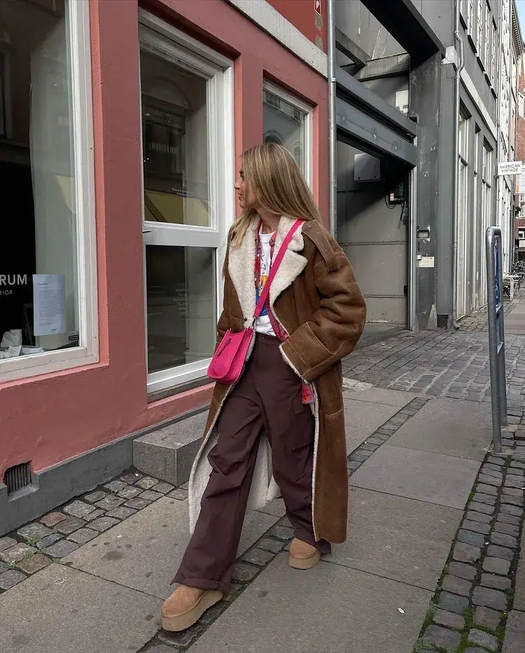 tenue femme 50 ans bottes ugg plateforme camel jean large marron manteau d'hiver