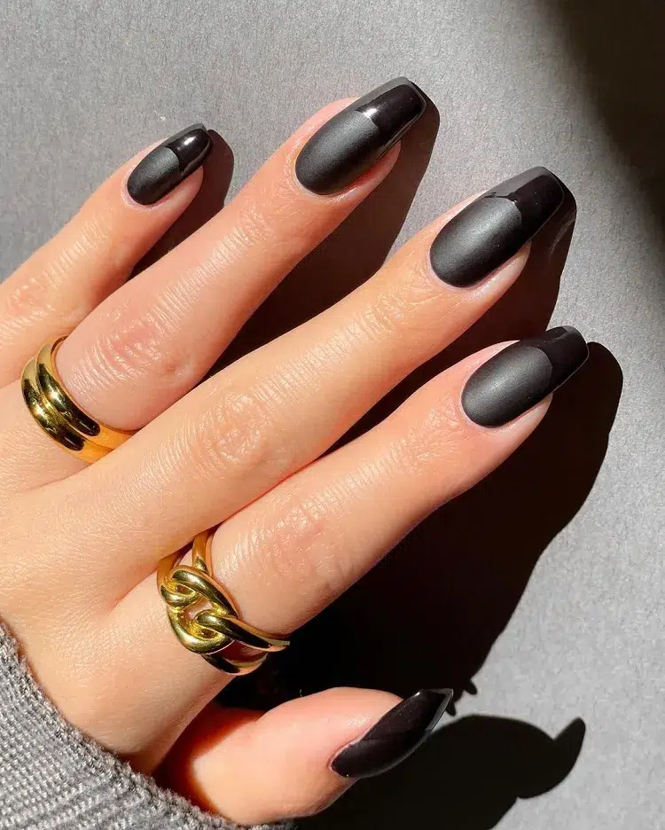 tiktok tendência nail art novembro unhas pretas manicure francesa preta
