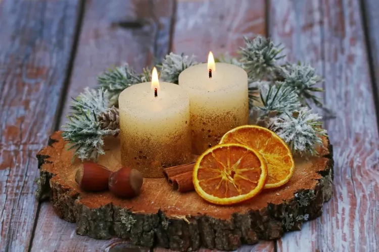 déco de noël à faire soi même avec des rondins de bois bougies orange