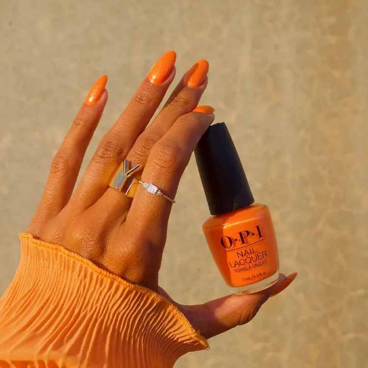effet soleil swirl nails ongles manucure orange pastel peach fuzz pantone tendance
