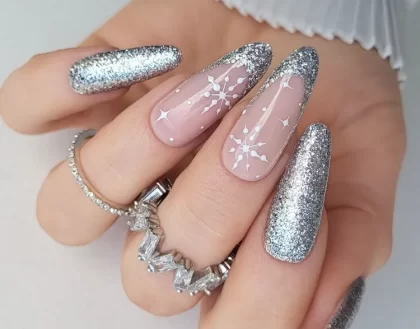 ongles argentés idées fetes noel bleu rose manucure