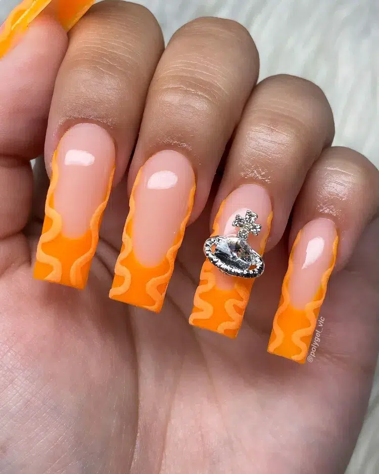 ongles manucure orange pastel peach fuzz pantone beige swirl nails carré