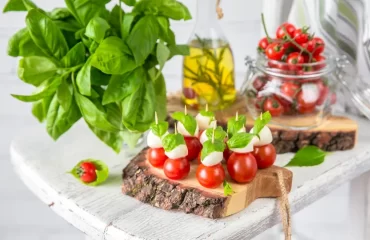 brochettes apéritifs avec tomates cerises brochettes caprese mozzarella feuilles de basilic