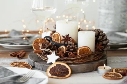 centre de table naturel pour noël déco avec oranges séchées pommes de pin bougies