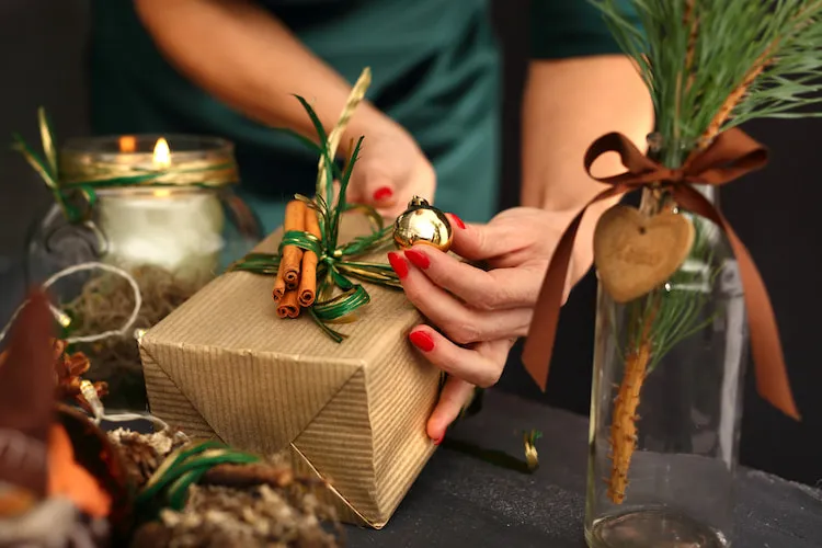 comment emballer un cadeau de facon originale décorer paquet esprit nature
