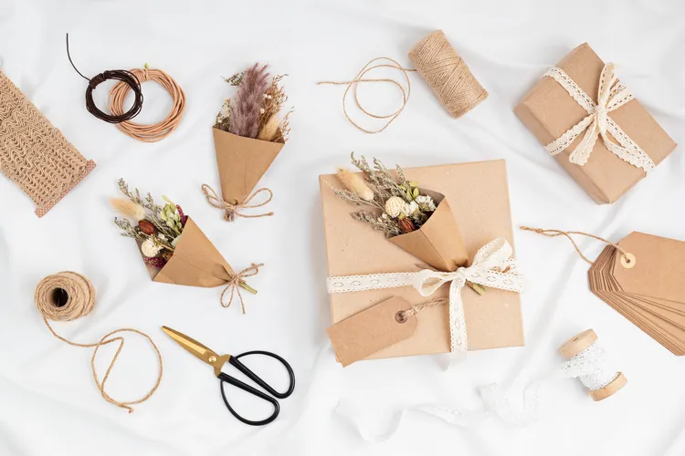 comment emballer un cadeau de facon originale décorer paquet fleurs séchées