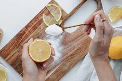 comment enlever la moisissure sur une planche à découper mettre couche sel marin couper citron deux frotter doucement