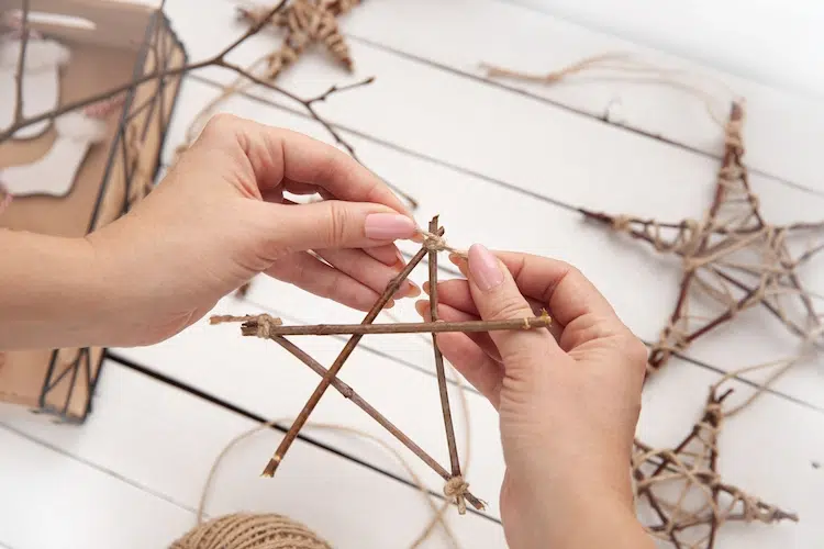 comment faire une étoile pour noël avec branches choisir cinq brindilles bâtons coller lier ficelle