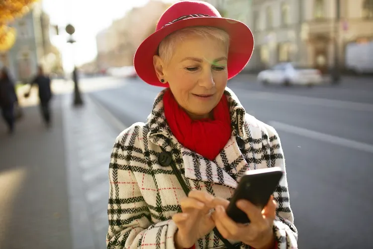 comment porter le rouge à 60 ans femme mode hiver 2023 2024