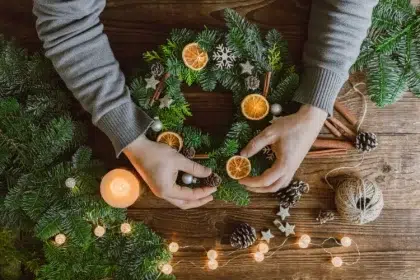 décoration avec branche de sapin diy guirlandes tranches oranges matériaux naturels