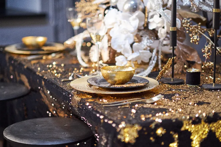 décoration de table nouvel an saint sylvestre en noir et or