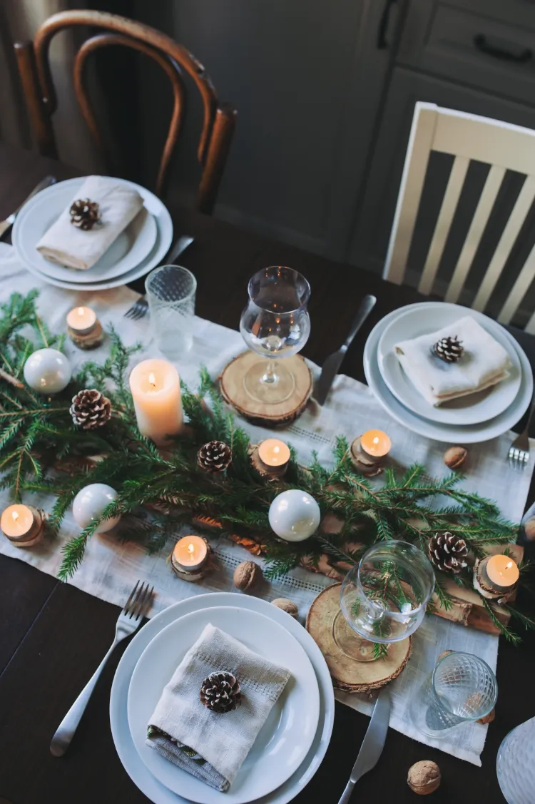 décoration de table pour noel avec branche de sapin bougies rondins de bois