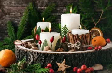 décoration table avec des matérieux naturels baies bois cannelle orange bougies