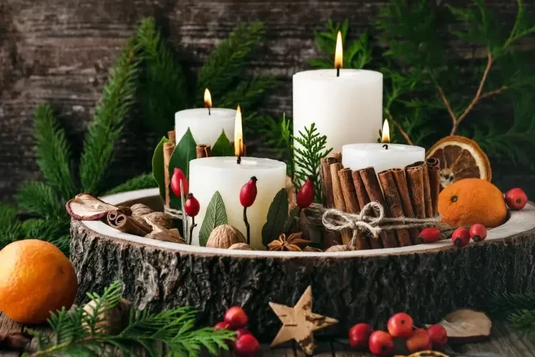 décoration table avec des matérieux naturels baies bois cannelle orange bougies