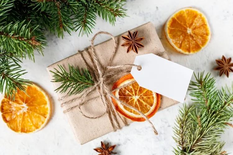 emballer un cadeau de facon originale décorer paquet tranches oranges séchées