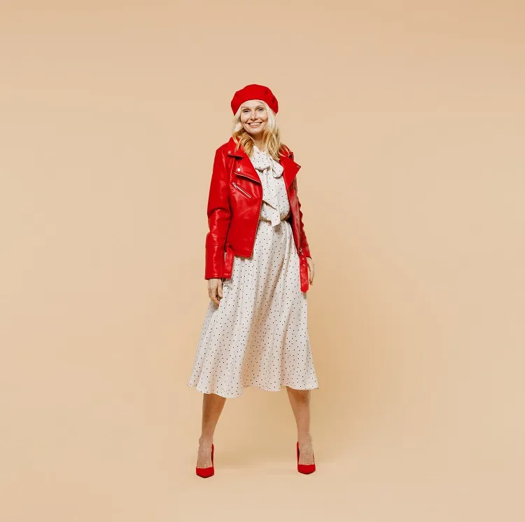 idée tenue rajeunissante femme 50 60 ans veste rouge robe mi longue blanc crème