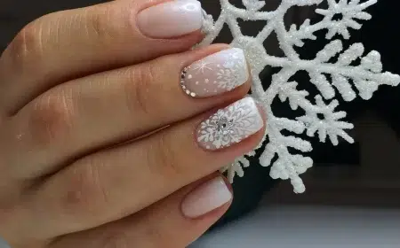 manucure flocon de neige nail art blan strass