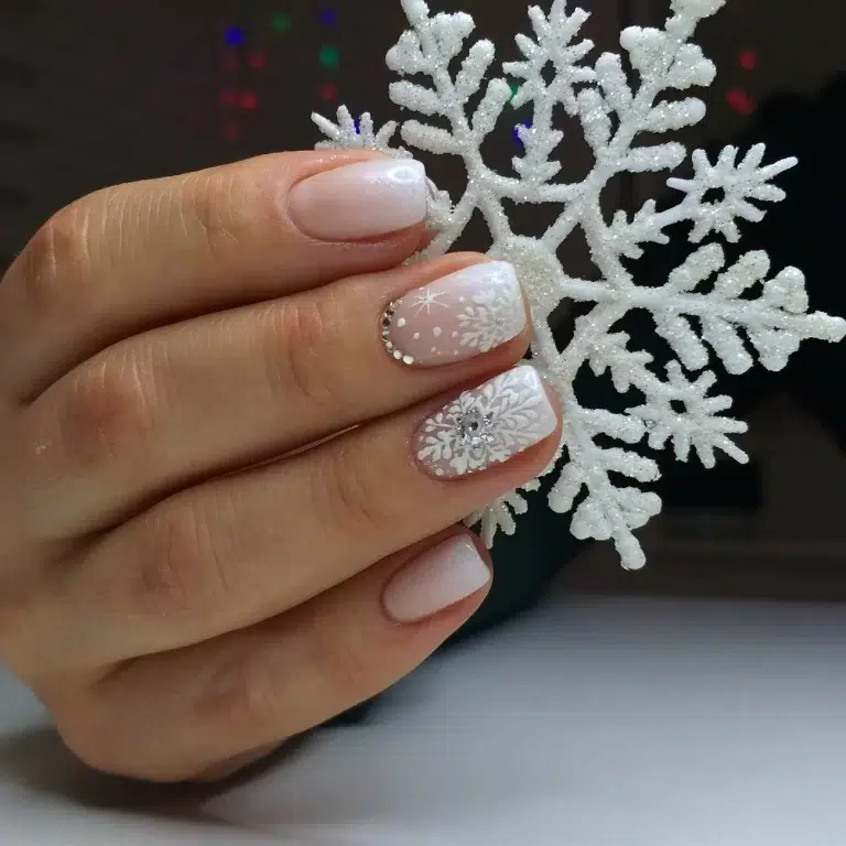 manucure flocon de neige nail art blan strass