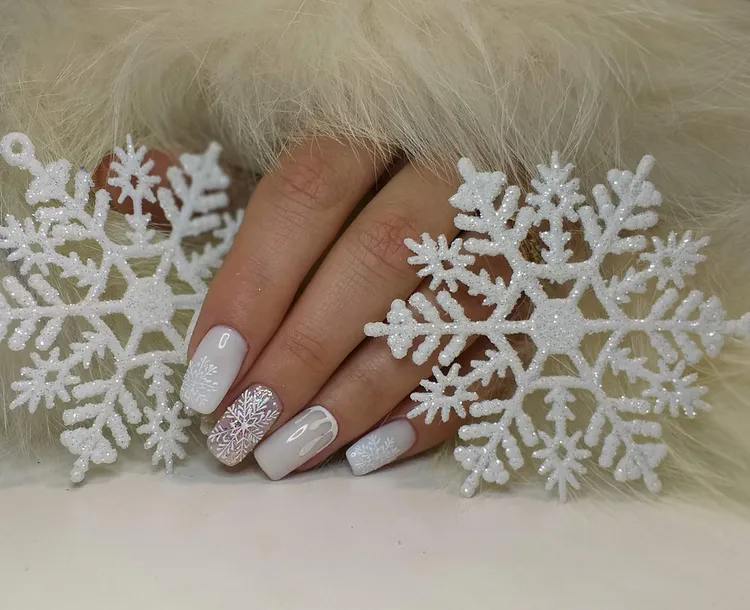 manucure flocon de neige nail art blanc nouvel an