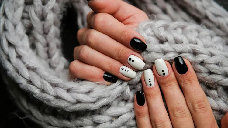 manucure simple minimaliste en noir et blanc pour ongles courts