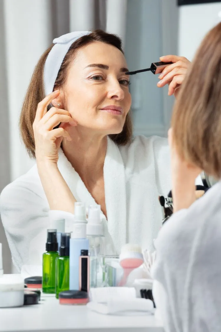 maquillage rajeunissant femme 50 ans 40 ans astuces conseils pratiques mascara