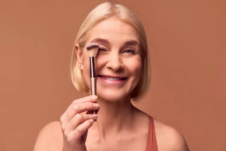 maquillage rajeunissant femme 50 ans 40 ans astuces conseils pratiques routine belle peau
