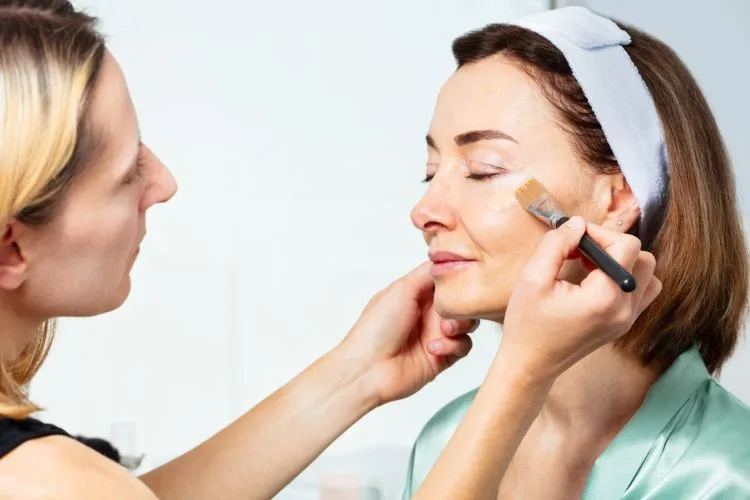 maquillage rajeunissant femme 50 ans 40 ans astuces quel fond de teint peau mature