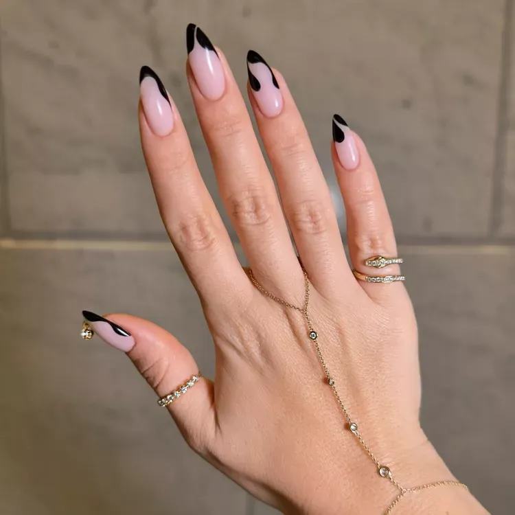 nail art abstrata manicure francesa revisitada preto