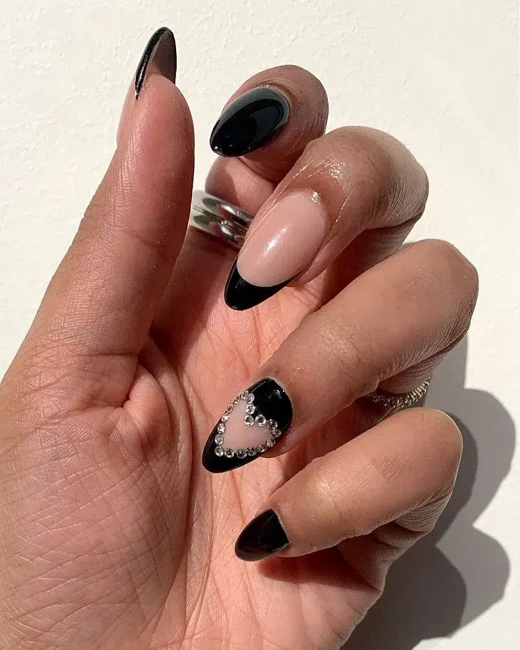 nail art french noire motif coeur strass argent