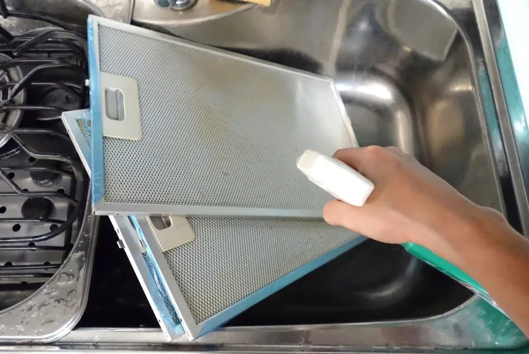 nettoyer filtre hotte bicarbonate vinaigre faire bouillir eau verser évier immerger filtre lavage mensuel