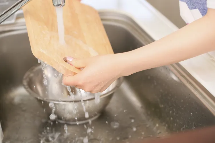 nettoyer une planche moisie utiliser eau javel diluée rincer après mettre égouttoir sécher