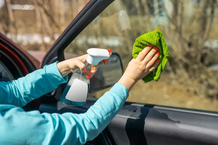 nettoyer vitres voiture couche protection supplémentaire tenir vitres propres salete retient condensation