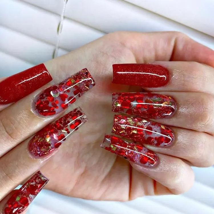 unha vermelha e glitter natal ano novo tendência chique de nail art dezembro de 2023 luxenailsmakeuphair instagram