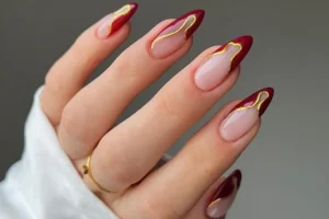 ongles noël rouge et or french manucure dorée tendance 2023 thehotblend instagram