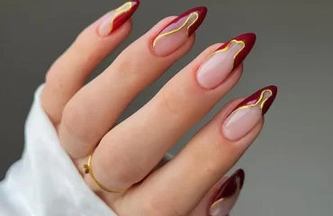 ongles noël rouge et or french manucure dorée tendance 2023 thehotblend instagram