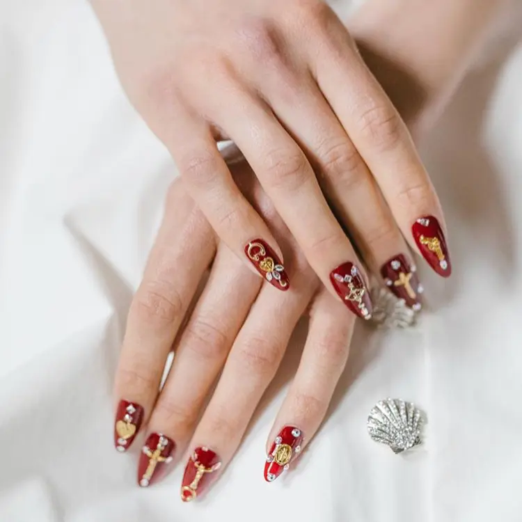 ongles noël rouge et or manucure décorations nail art fête 2023 2024