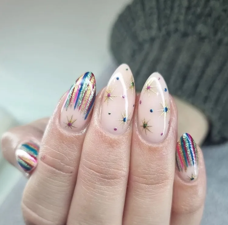 ongles nouvel an 2024 en amande nail art coloré et étoiles