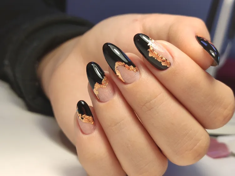 unhas pretas e douradas manicure francesa revisitada tendência de nail art feriados de dezembro de 2023