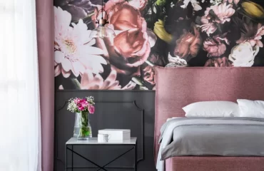 papier peint tendance chambre à coucher adulte gros motifs floraux tons décadents