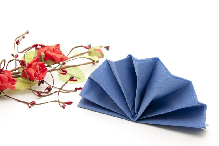 pliage de serviettes en papier facile pour noel décoration de table fetes éventail
