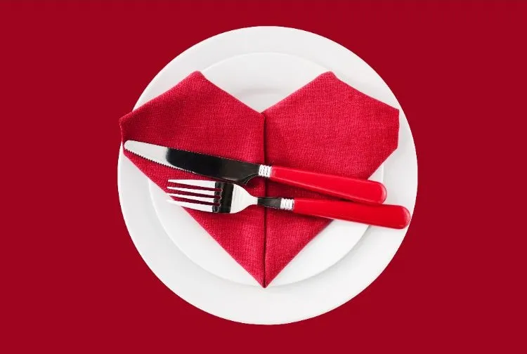 pliage de serviettes en papier facile pour noel saint valentin décoration de table