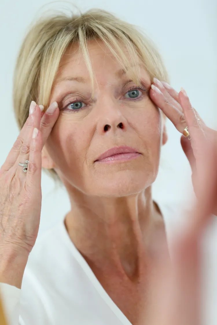 base sur vos paupières naturel des yeux femme 60 ans base paupieres anticerne cils