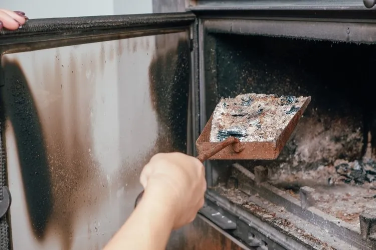 bûches de ramonage écologiques comment utiliser chauffer conduit avant application bûche balayer débris fond cheminée