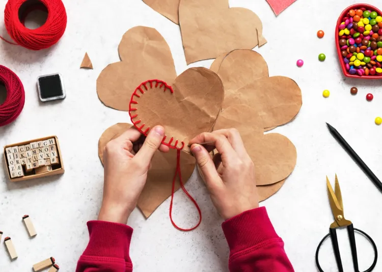 comment fabriquer un cœur en papier kraft par étapes idée facile sac bonbons