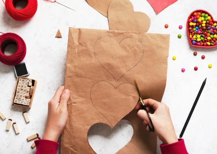 comment faire un coeur en papier kraft par étapes idée facile sac bonbons.webp