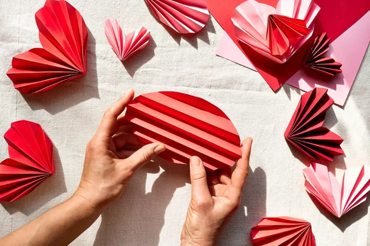 comment faire un coeur en papier par étapes idées origami faciles pliage accordéon