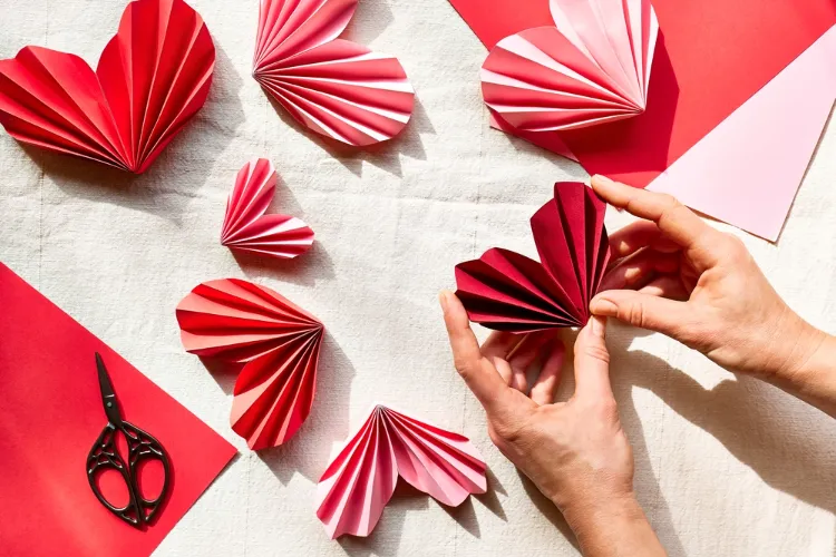 fabriquer un cœur en papier par étapes idées origami faciles pliage accordéon